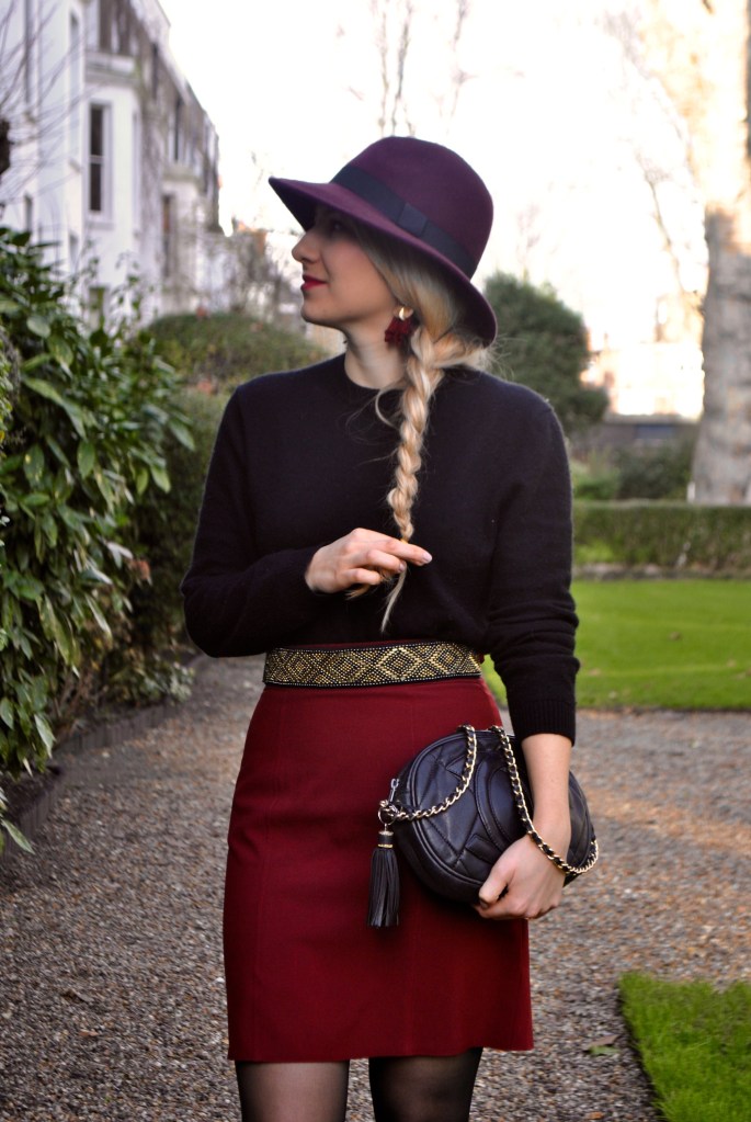 burgundy skirt outfit madamedaniel tenue jupe pourpre