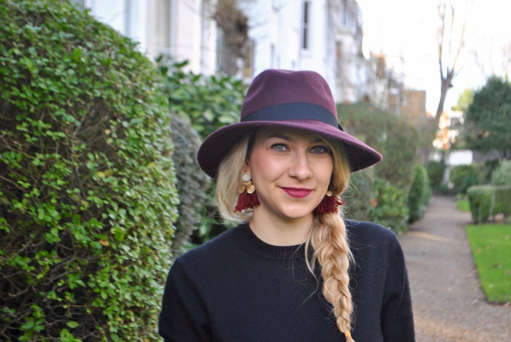 burgundy skirt outfit madamedaniel tenue jupe pourpre