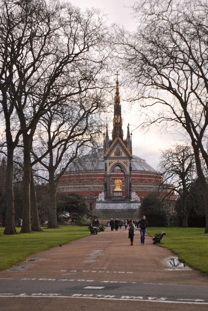london street style madamedaniel vuitton bag ombre coat 