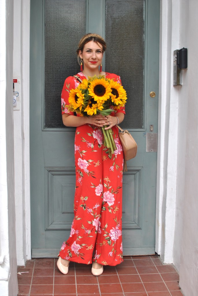 red overall madamedaniel sunflowers combinaison rouge summer look 