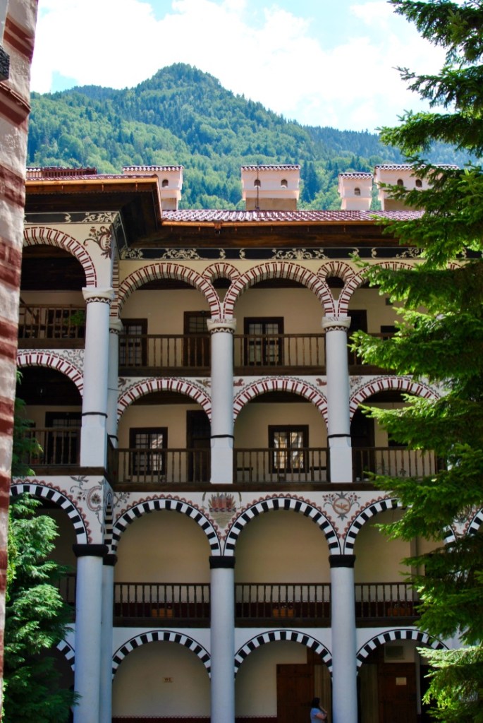 Rila monastery avis voyage bulgarie, bulgaria madamedaniel DIY summer dress